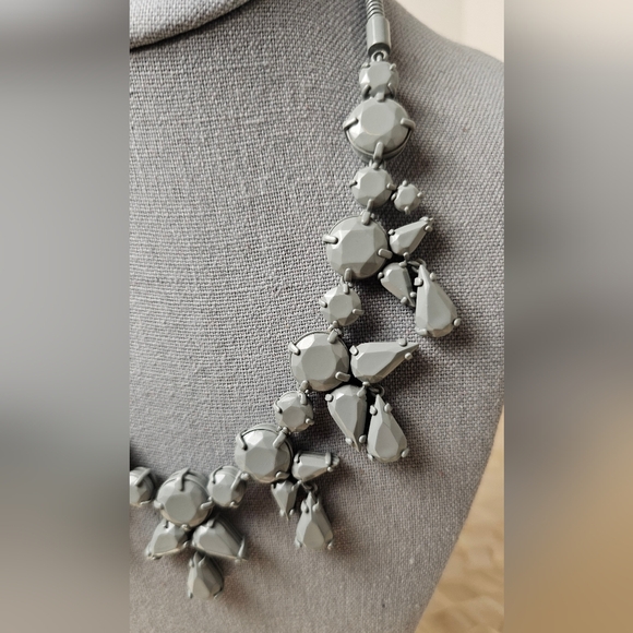 [J. CREW] Matte Gray Coated Metal Chunky Statement Necklace - Picture 6 of 16